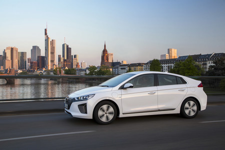 Hyundai IONIQ híbrido enchufable, prueba contacto