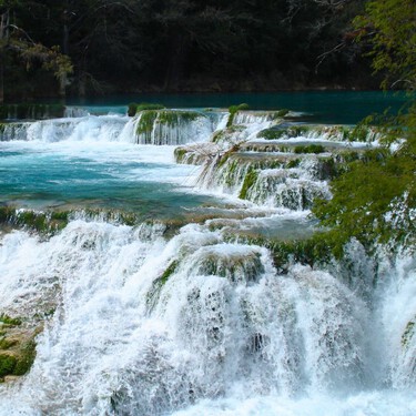 Lánzate al mirador de la Cascada del Meco en San Luis Potosí, tienen aguas turquesa y puedes tomar un recorrido por el río