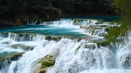 Lánzate al mirador de la Cascada del Meco en San Luis Potosí, tienen aguas turquesa y puedes tomar un recorrido por el río
