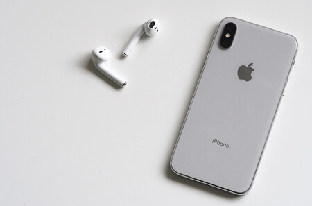 Apple AirPods y terminal iPhone