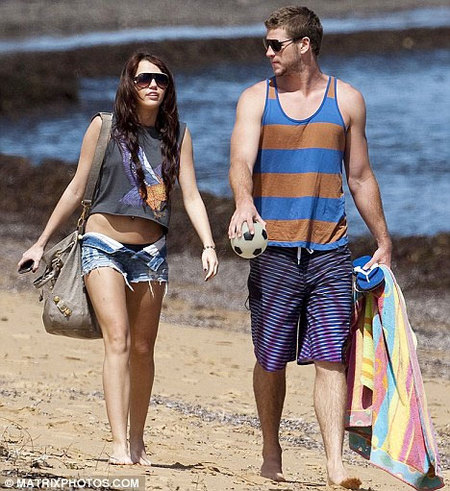 Miley Cyrus y Liam Hemsworth retozan en la playa
