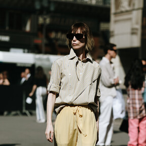 El pantalón de verano definitivo es amarillo mantequilla, no marca nada y cuesta menos de 21 euros en Women'secret