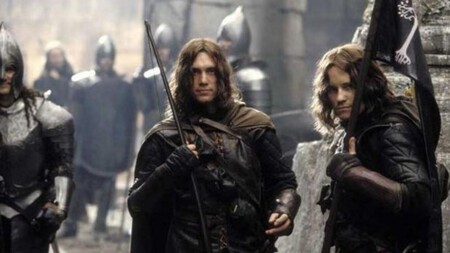 Royd Tolkien, bisnieto de Tolkien, aparece brevemente en 'El retorno del rey' como explorador, entregando espadas a los otros soldados antes del asedio de los orcos en Minas Tirith | Imagen: Espinof