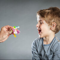 Pegatinas, premios y caritas sonrientes: por qué no me gustan a la hora de educar a los niños