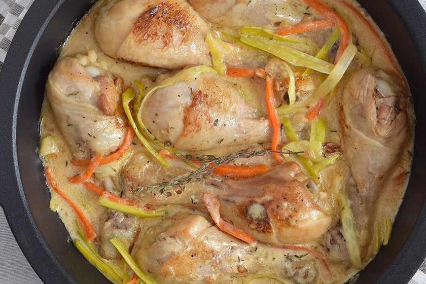 Fricasé de pollo al vermut. Receta para un pollo en salsa diferente
