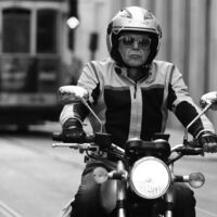 Un experto lo confirma: es mejor llevar gafas de sol bajo la visera del casco para proteger tus ojos 