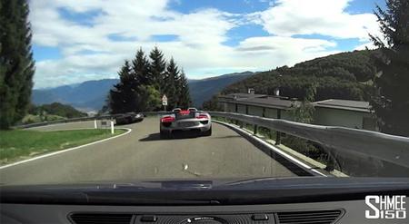 Un Audi R8 Plus dando la vuelta con un 918 Spyder y F12berlinetta