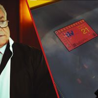 Le pillaron por Córdoba con una pegatina de la ITV caducada y que no era suya. Le han absuelto porque "no había voluntad de falsear" 