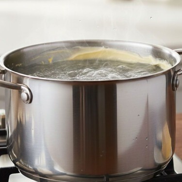 Mantequilla en el borde de la olla, ¿realmente sirve para que el agua no se “salga”?