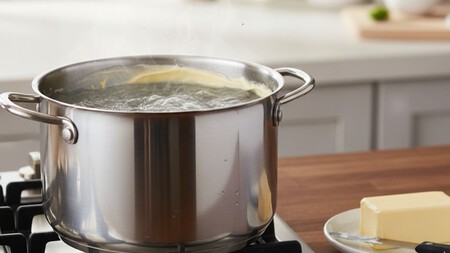 Mantequilla en el borde de la olla, ¿realmente sirve para que el agua no se “salga”?