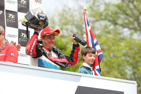 Las lesiones de John McGuinness aumentan: tibia, peroné, tres costillas y cuatro vértebras fracturadas