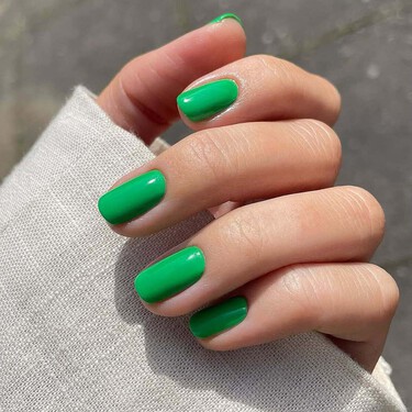 Adiós discreción: las uñas fosforescentes llegan para arrasar este verano