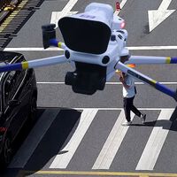 
Shenzhen es una enorme y caótica ciudad para conducir, así que han desplegado drones para vigilarte y reñirte desde el cielo