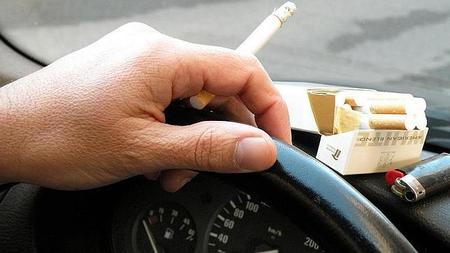 Los peligros de fumar en el coche