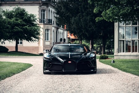 El Bugatti La Voiture Noire de 266 millones de pesos ya casi está listo para liberar sus 1,500 hp