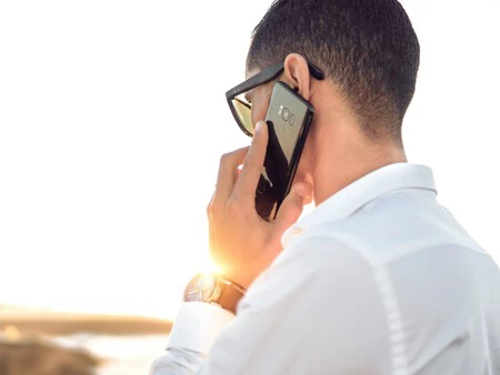 参加者は通話を録音できます (画像: Unsplash の Hassan Ouajbir )