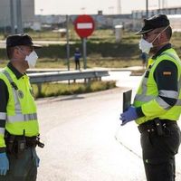 La Guardia Civil controla el tráfico por el coronavirus faltos de protección y patrullando con tres agentes por coche, según AUGC