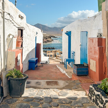 He recorrido toda España y he dado con el pueblo marinero más recóndito: calles de arena, tradiciones vivas y sol todo el año