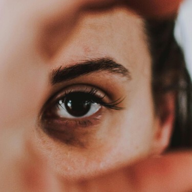 El lápiz de cejas definitivo está en Primor, cuesta de menos de 9 euros y su punta es tan fina que permite dibujar pelitos de la forma más natural  