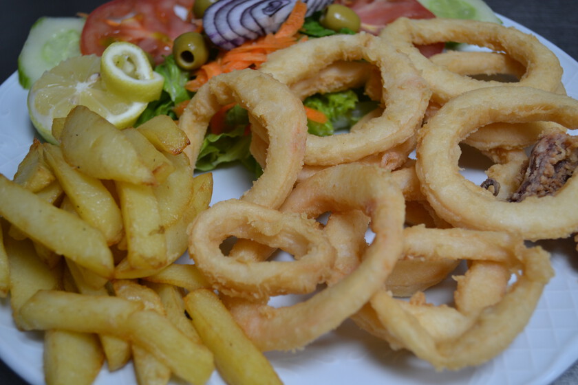 Calamares a la romana como en el bar: el pequeño y sencillo detalle que lo cambia todo al hacerlos en casa