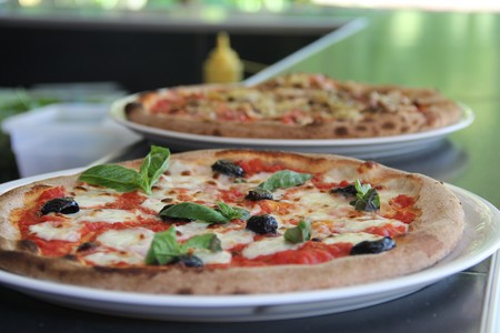 Consejos para hacer una pizza delgada y crujiente en casa