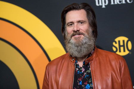 Con una barba que le suma siglos, Jim Carrey sabe cómo lucir el print floral de verano