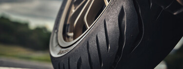 Esto es lo que pasa cuando la presión de los neumáticos de tu moto es demasiado baja. Y es tan importante como el casco