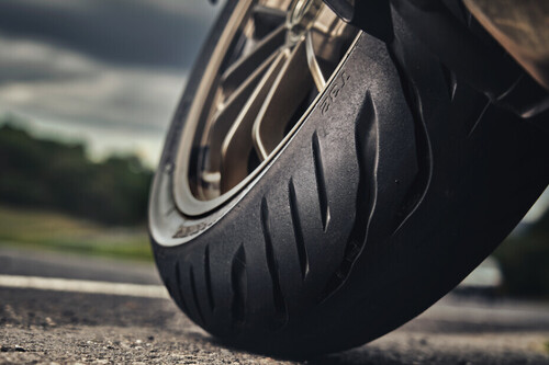 Esto es lo que pasa cuando la presión de los neumáticos de tu moto es demasiado baja. Y es tan importante como el casco