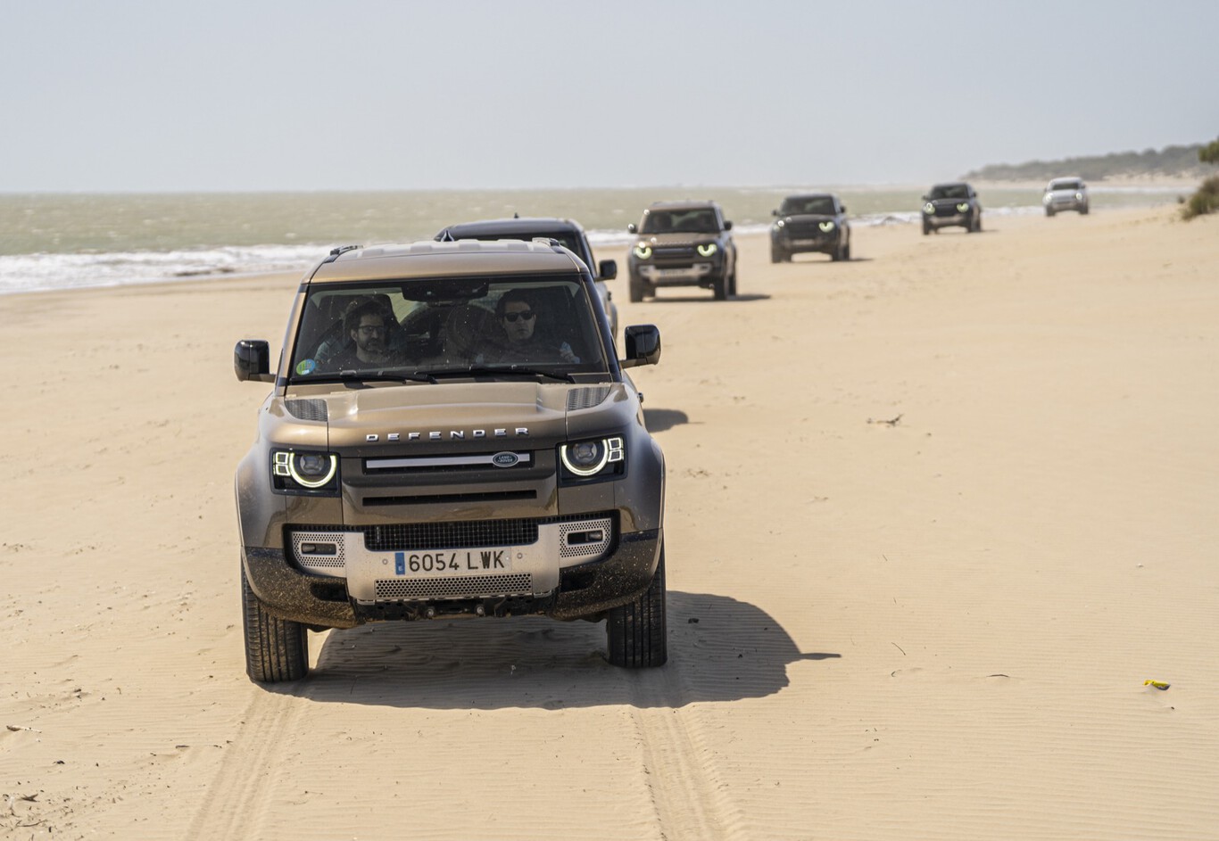Probamos el Land Rover Defender por el parque y las playas de Doñana: fiel a sus orígenes y sin miedo a la arena