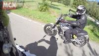 Ducati Scrambler pillada en la carretera