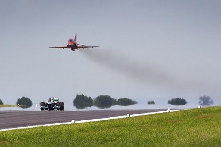 ¿Es más rápido un avión o un coche de Fórmula 1?