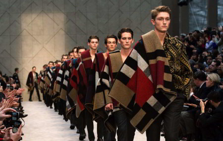 Burberry se vuelve más exclusiva y venderá en directo al terminar sus desfiles