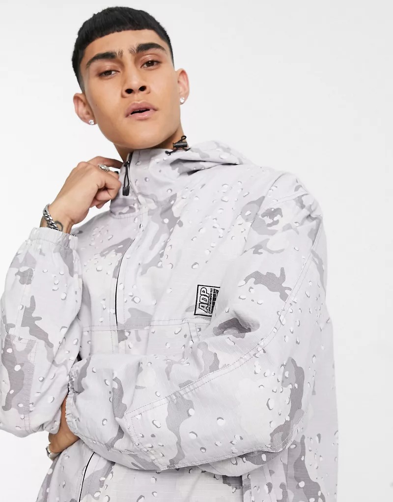 Chaqueta con estampado de camuflaje de tejido antidesgarros de Topman