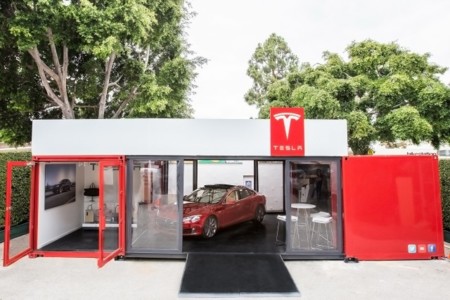 La última de Tesla, instalar concesionarios portátiles