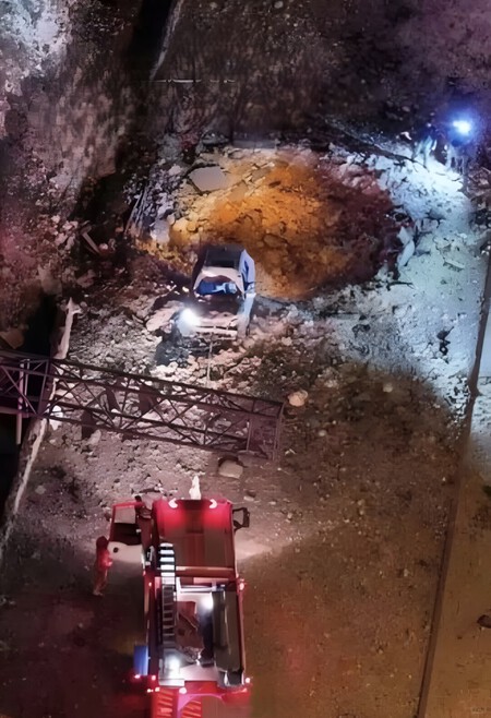 Imagem do carro e da cratera aberta pelo míssel