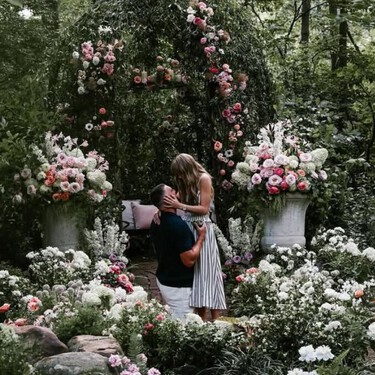 Cómo recrear la pedida de mano de Taylor Swift: jardines románticos en México y el significado de sus flores