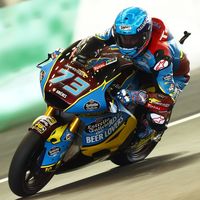 ¡Impresionante! La salvada de Álex Márquez con todo el cuerpo fuera de la moto bajo la lluvia en Japón
