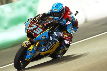 ¡Impresionante! La salvada de Álex Márquez con todo el cuerpo fuera de la moto bajo la lluvia en Japón