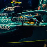 Fernando Alonso se quedó con el volante en las manos en la última carrera de F1. Puede parecer un meme, pero empieza a no ser casualidad en Aston Martin 