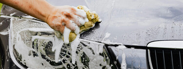 El truco casero para lavar el coche que parece lógico y destruye la pintura: lo aprendí a base de arrepentimiento al arruinar el coche de mi madre