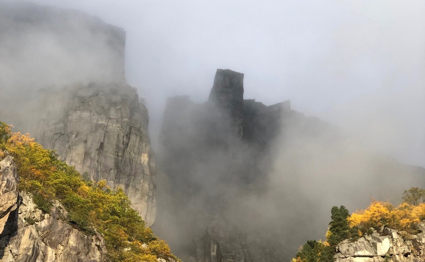 El púlpito de Preikestolen visto desde el fiordo