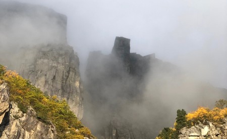 El púlpito de Preikestolen visto desde el fiordo