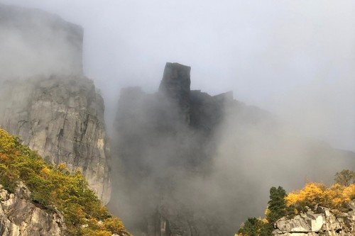 El púlpito de Preikestolen visto desde el fiordo