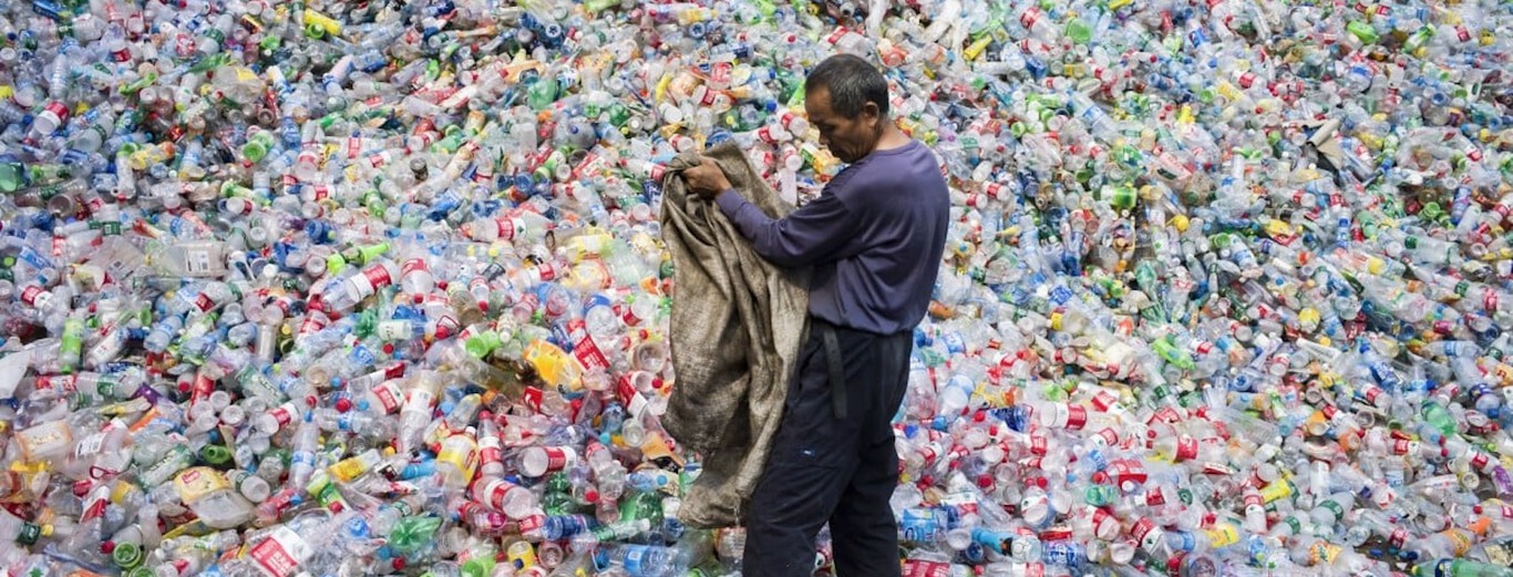 China tenía 6.000 botellas de leche que nadie quería. Tuvieron una idea fascinante: su primera carretera de plástico