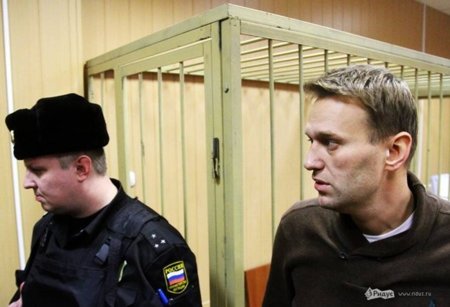 El bloguero ruso Alexei Navalny sale de prisión y llama a no votar al jefe de los ladrones