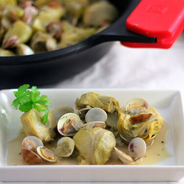 Receta de alcachofas con almejas, ideal para bajar el ritmo después de tantas comilonas