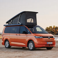 La Volkswagen California es la camper por excelencia y acaba de renovarse: no es barata, pero cuesta mucho menos que una Marco Polo