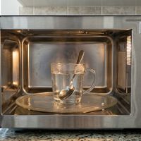 Pensaba que meter una cuchara metálica o papel de aluminio en el micro estaba prohibidísimo. Hay veces que los fabricantes lo recomiendan