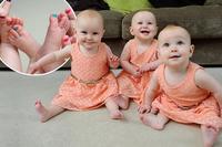 Los padres de unas trillizas les pintan las uñas de diferente color para diferenciarlas