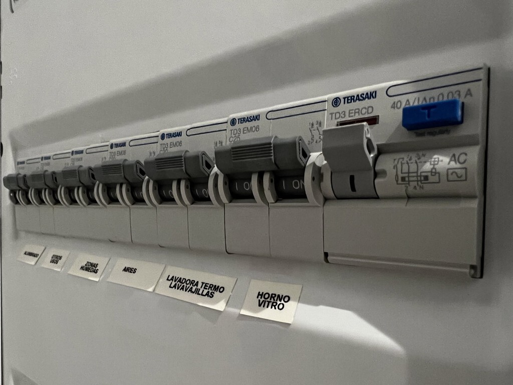 Cómo usar tu cuadro eléctrico para ahorrar en la factura de la luz: los interruptores y cuadros conectados son tus mejores aliados